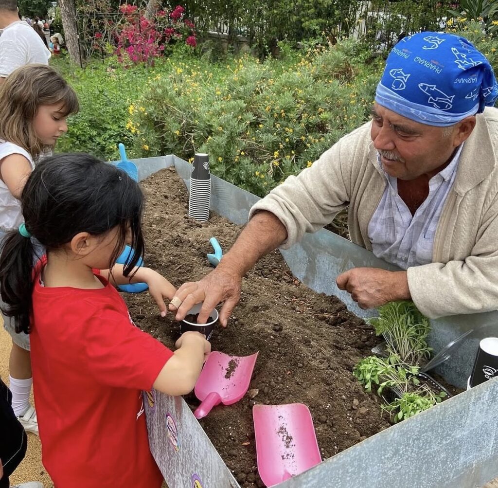 Bodrum Tohum Derneği'nden Ahmet Kocabay 23 Nisan Çocuk Şenliği'nde çocuklara tohum dikmeyi anlatırken.